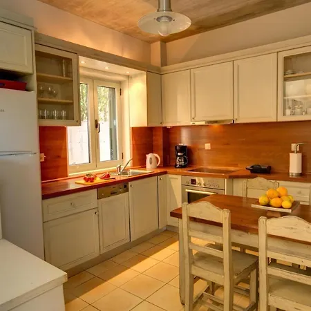 Villa Sleeps 8 Pool Air Con Wifi