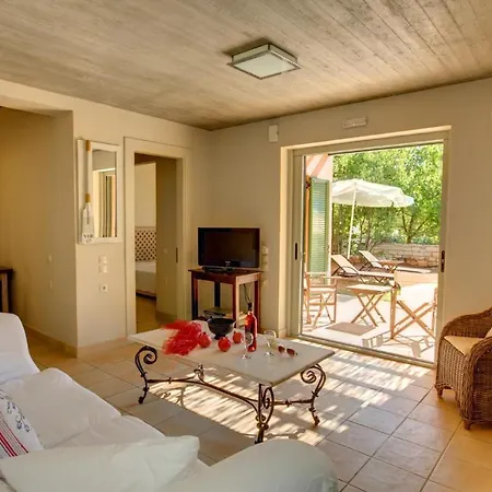 Sleeps 8 Pool Air Con Wifi
